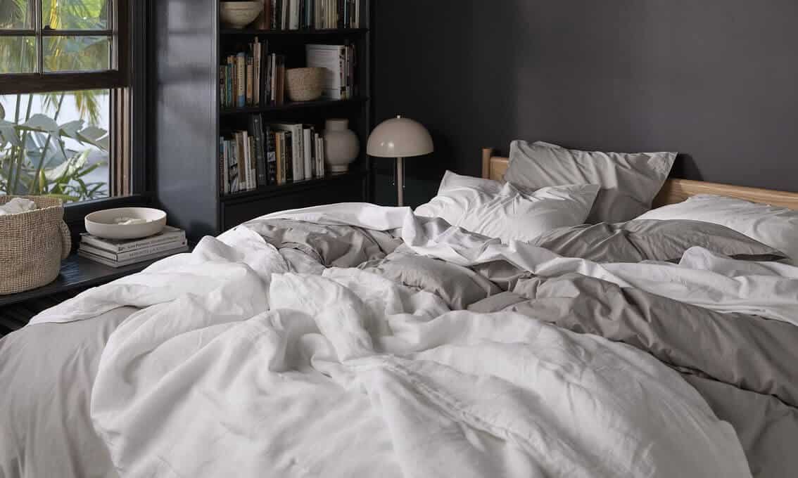 Tông màu xám của ga giường phòng ngủ