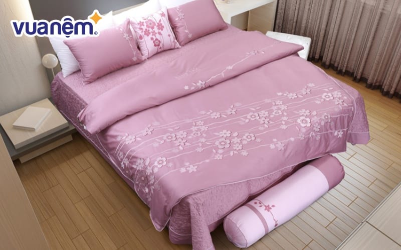 Ga thường không cố định với nệm, dễ bị xô lệch nếu không có dây thun chéo may ở các góc