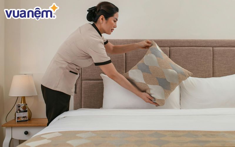 Số lượng chăn ga cần làm sạch trong khách sạn là rất lớn