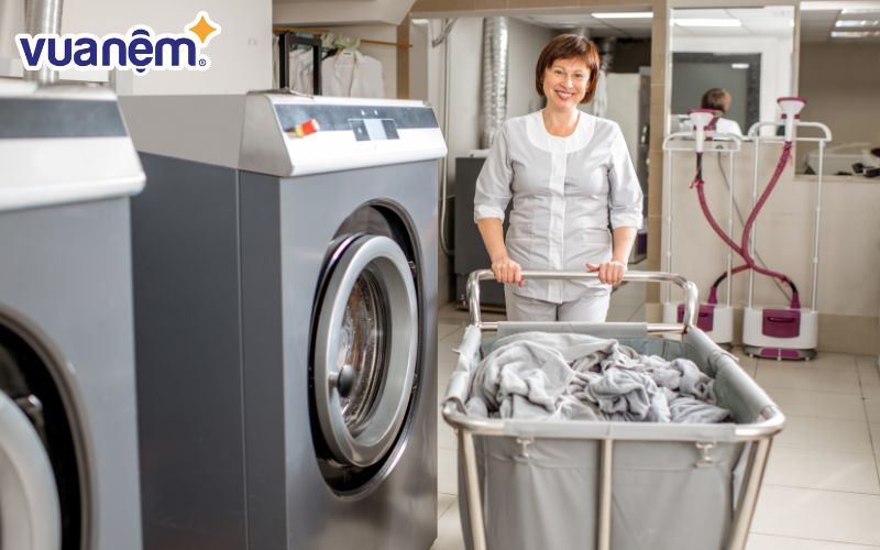 Việc dọn chăn ga khi khách trả phòng xong cũng sẽ giúp các khách sạn quản lý và phân loại các bộ chăn ga