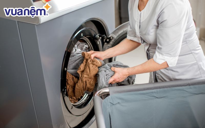 Chỉ nên dùng nước giặt hay dung dịch tẩy rửa nhẹ nhàng