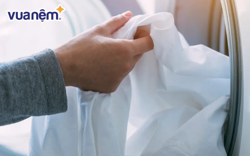 Khi giặt drap cần chú ý tẩy riêng từng vết bẩn, giúp drap trải giường của bạn sạch hơn.
