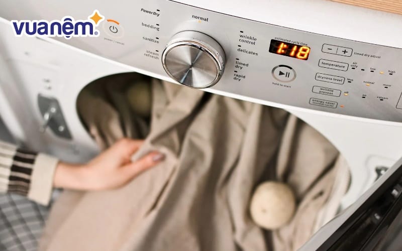 Các sản phẩm có thành phần polyester hoặc pha polyester sẽ bền hơn khi giặt bằng nước lạnh