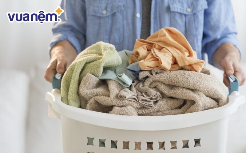 Đừng quên phân loại ga trải giường và quần áo trước khi giặt