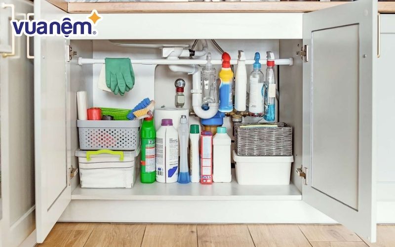 Cần chuẩn bị một vài dụng cụ như dung dịch tẩy rửa