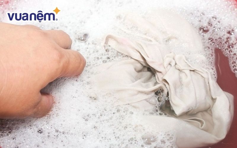 Ngâm chăn ga với dung dịch tẩy rửa trong khoảng tầm 15 phút