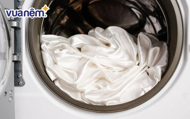 Giặt khô chăn ga phù hợp với các chất liệu như tơ tằm, lụa