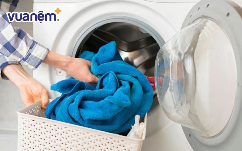 Giặt khô chăn ga giúp màu sắc không bị phai