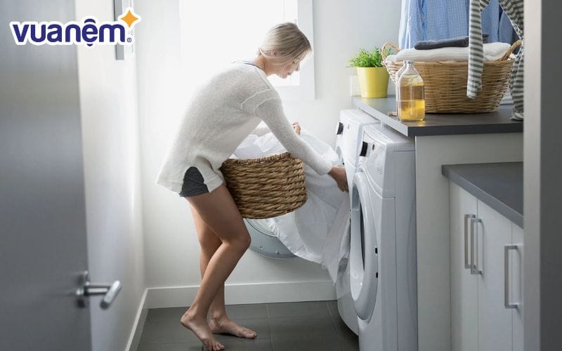 Mọi người vẫn thường lựa chọn cách giặt bằng máy để tiết kiệm thời gian và công sức hơn