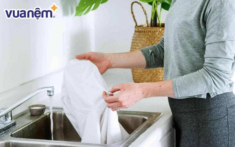 Với nhiều loại chất liệu như lụa tơ tằm, gấm…thì không nên giặt máy