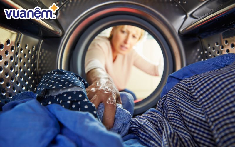 Cho vỏ chăn vào máy giặt và sử dụng chất tẩy rửa phù hợp