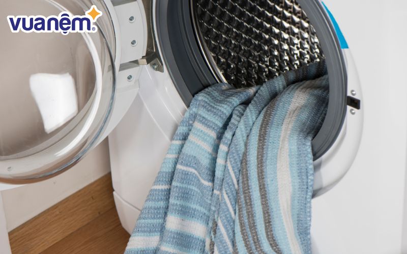Giặt chăn bằng máy giặt trở thành giải pháp hoàn hảo để tiết kiệm thời gian tối đa