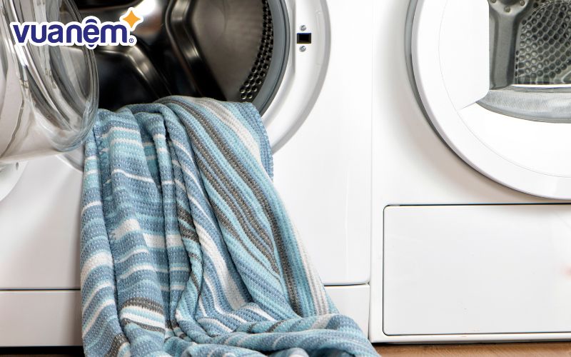 Giặt chăn bằng máy giặt đảm bảo sạch sẽ, kháng khuẩn hiệu quả