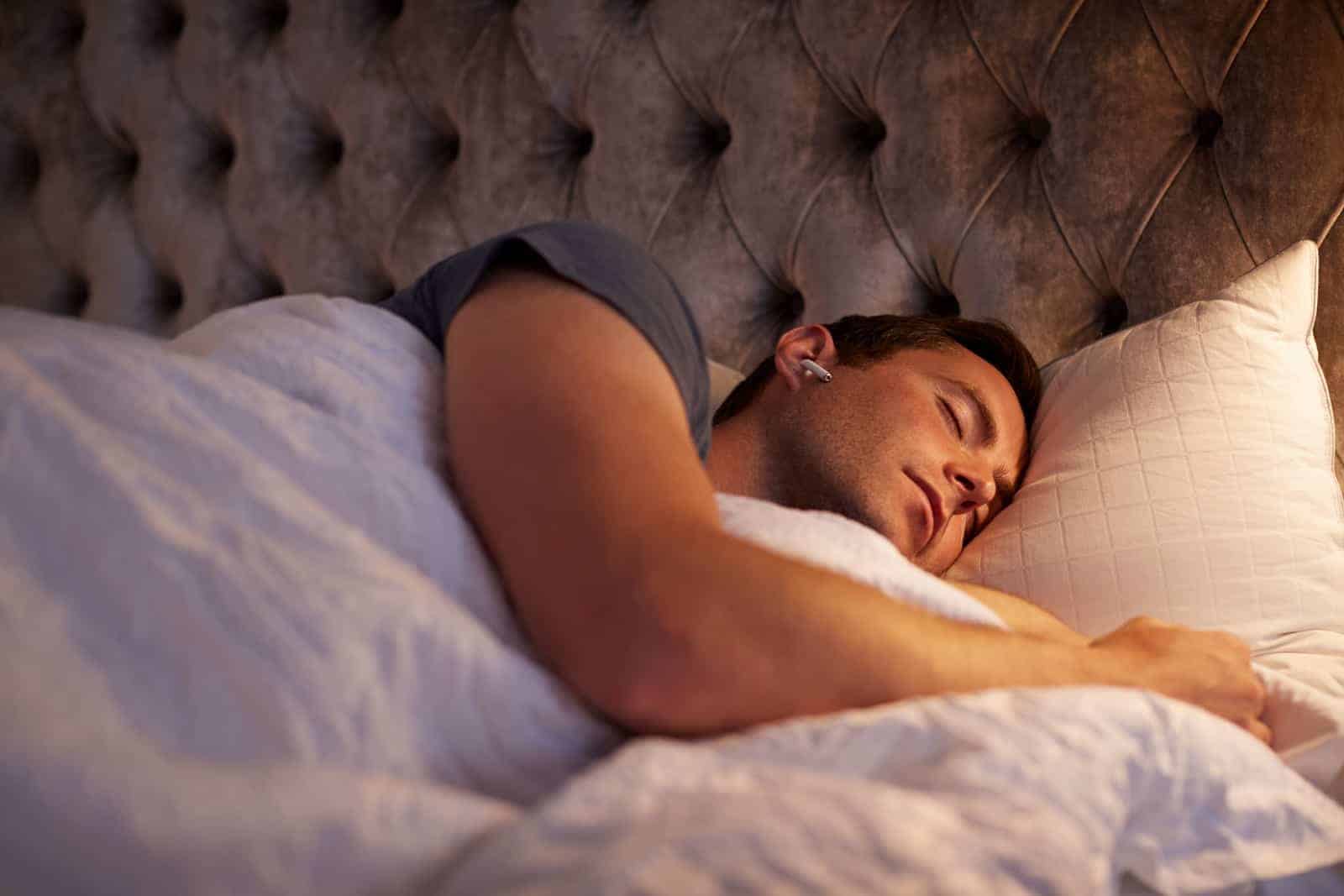 sử dụng tai nghe chống ồn khi đi ngủ