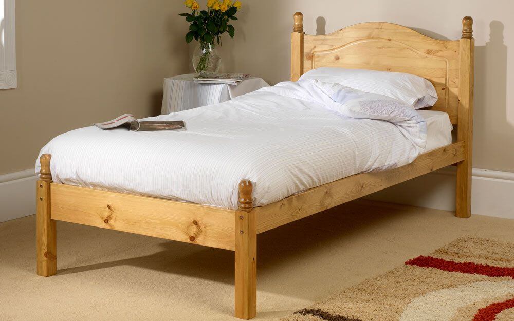 Một mẫu giường đơn bằng gỗ với màu vàng 