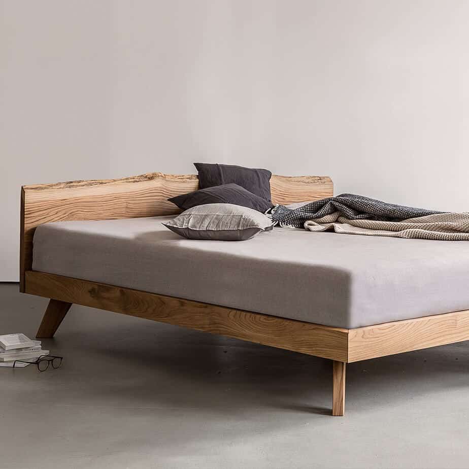 Một chiếc giường trong không gian phòng được thiết kế độc đáo