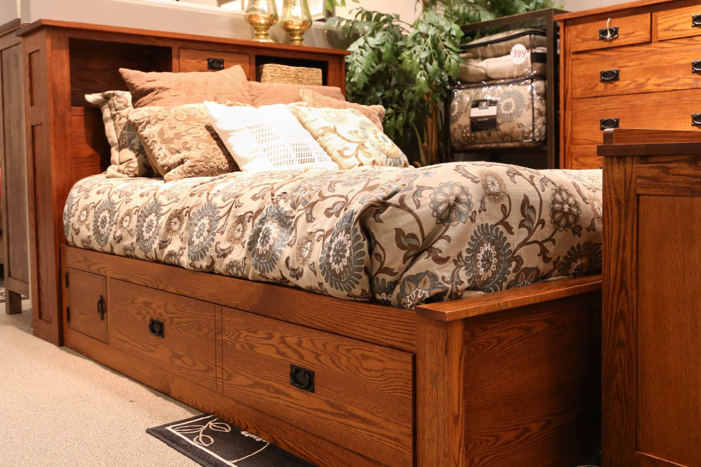 Mẫu giường ngủ cổ điển được làm từ gỗ tự nhiên 2