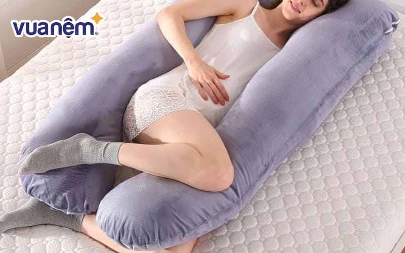 Gối nằm cho bà bầu giúp cải thiện giấc ngủ trong thai kỳ