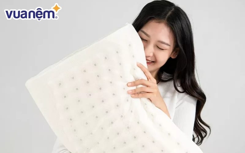 Gối cần có khả năng ôm sát đường cong cổ nhưng vẫn đủ cứng để giữ form, tránh việc đầu chìm sâu.