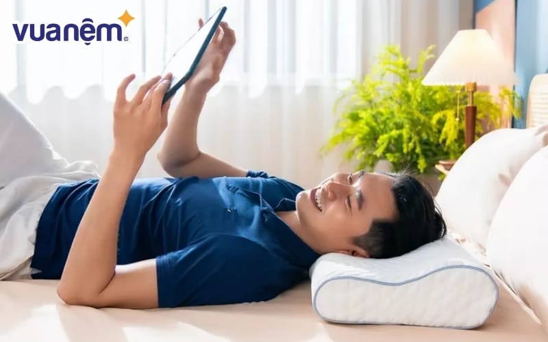 Người bị thoái hóa đốt sống cổ hay đau vai gáy cần chọn đúng gối cho người nằm nghiêng để giảm áp lực và hỗ trợ cột sống.