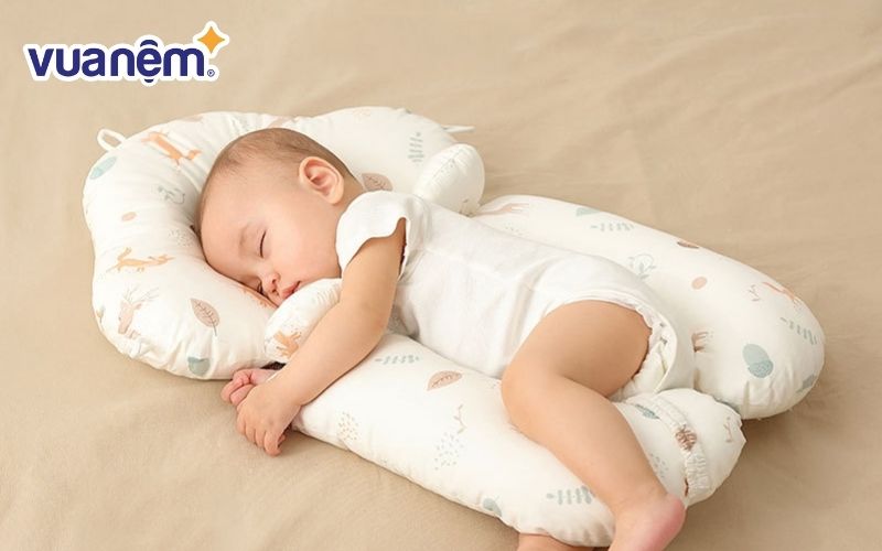 Những mẫu gối hình chữ U cho bé màu sắc rực rỡ, bắt mắt luôn được ưu tiên lựa chọn
