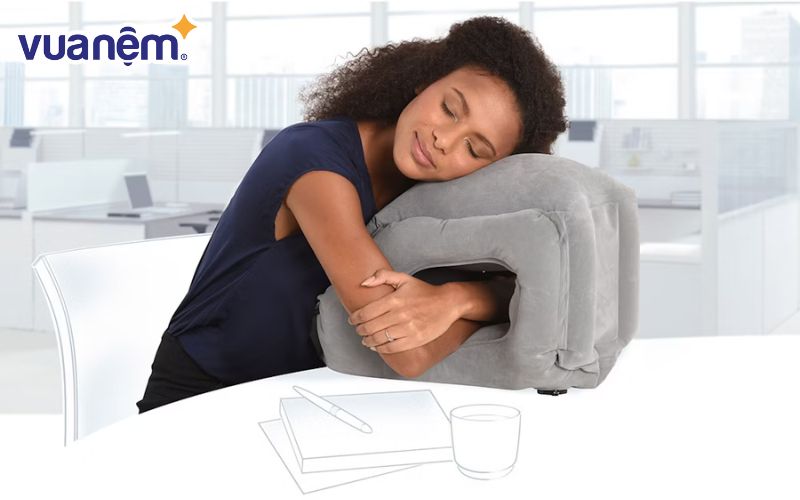 Gối ngủ trưa văn phòng thổi hơi vô cùng tiện dụng.