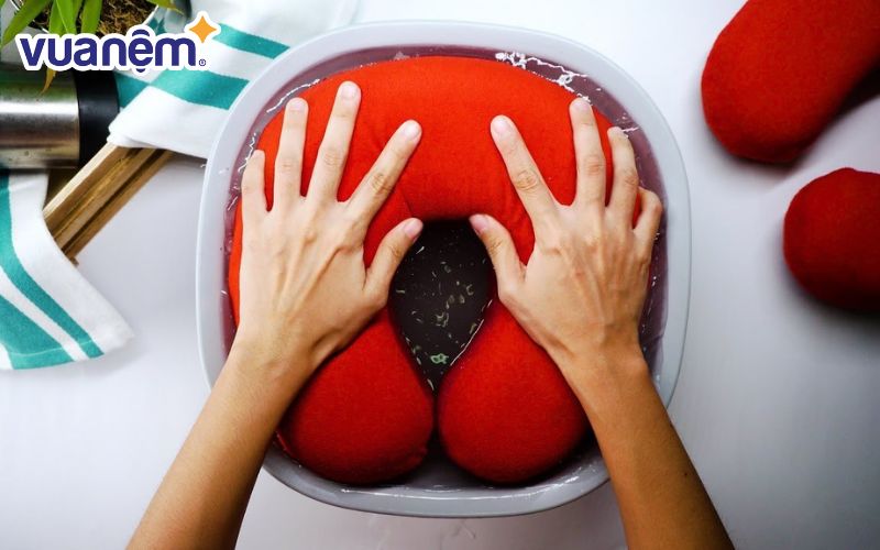 Đọc kỹ hướng dẫn để biết được cách bảo quản, giặt giũ gối văn phòng.