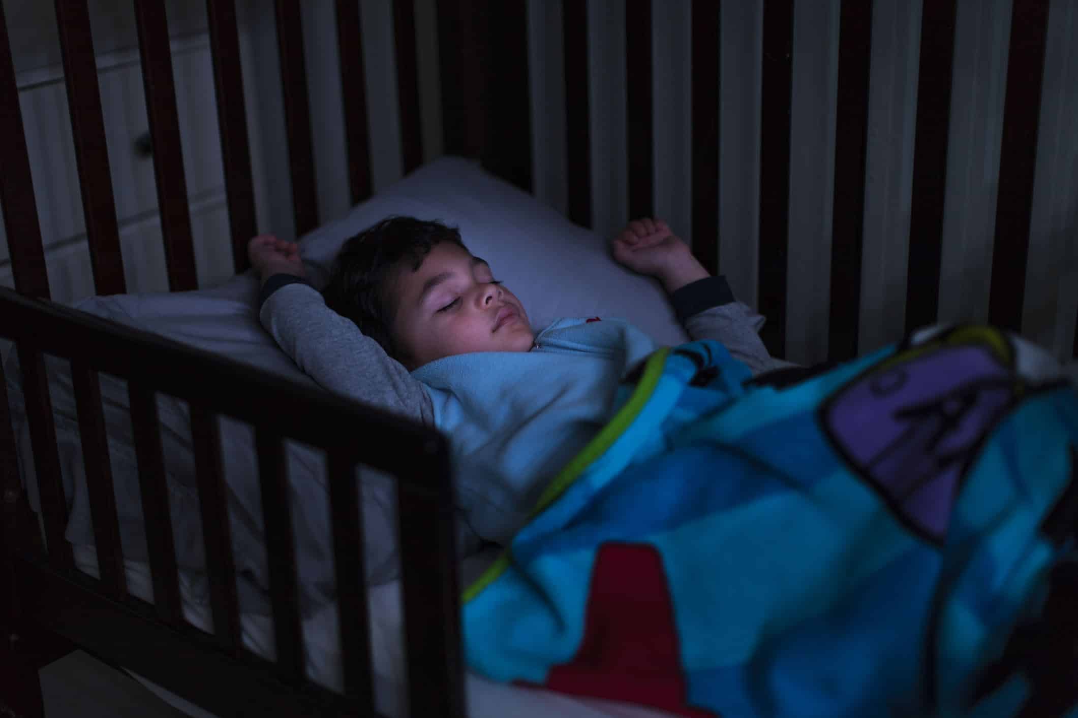 Đảm bảo môi trường ngủ của trẻ đủ tối