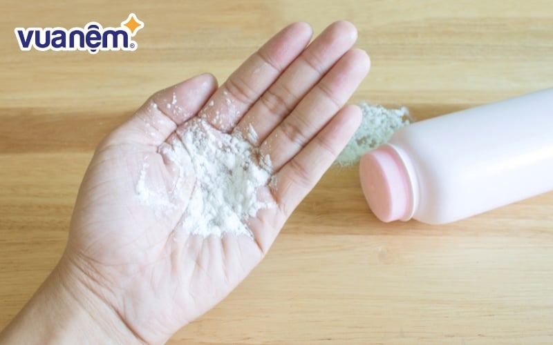 Gia đình có em bé thường dùng phấn rôm để khử mùi nệm cao su non