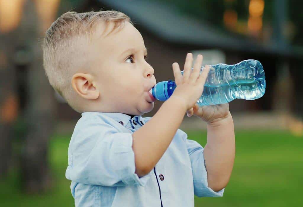 khuyến khích bé uống nhiều nước hơn