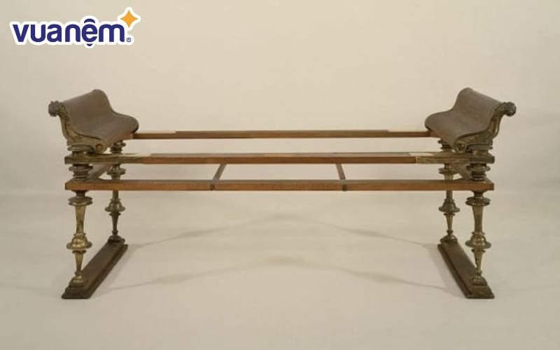Bề mặt này được làm từ gỗ để bảo vệ người nằm khỏi sâu bệnh và rắn trên mặt đất