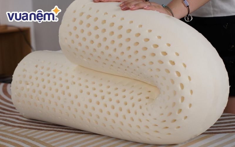 Gối ôm cao su có các rãnh nhỏ li ti giúp lưu thông không khí