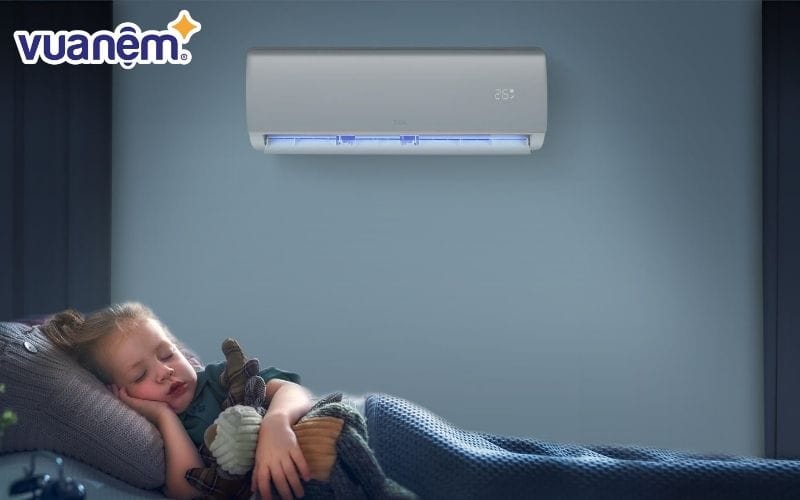 Bật điều hòa ở chế độ khô hoặc đùng quạt hút ẩm để làm khô phòng.