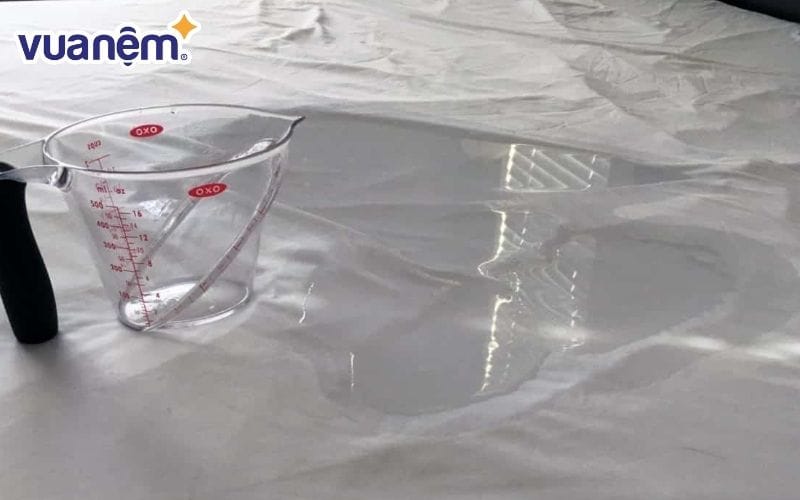 Không để các bé mang đồ ăn, nước uống lên giường, dễ làm đổ vấy bẩn drap giường.