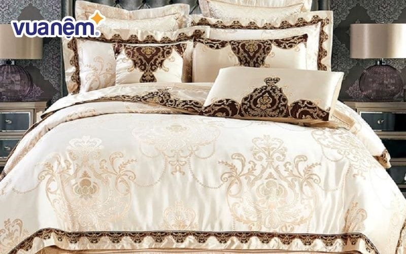 Drap chứa họa tiết hoa văn sang trọng mang phong cách cổ điển châu Âu