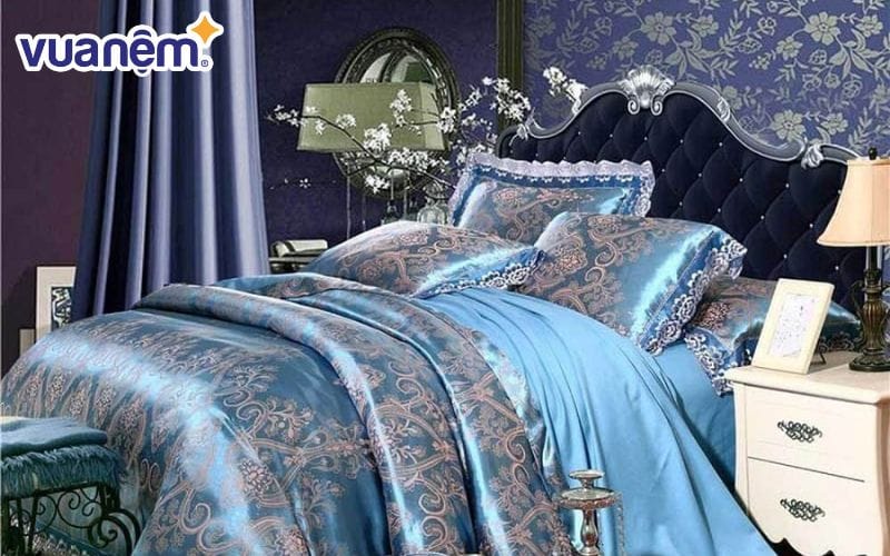 Bộ drap giường phi lụa màu xanh lam mang đậm tinh thần cổ điển châu Âu