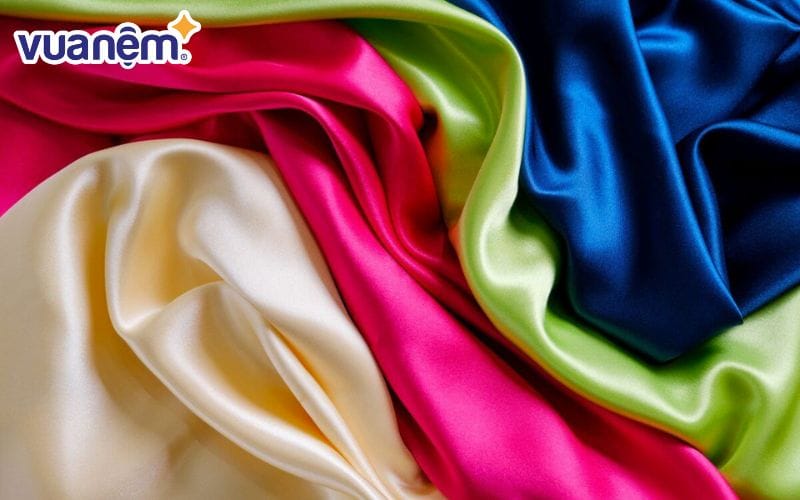 Giá thành của lụa phi bóng lại rẻ hơn lụa satin nên rất được ưa chuộng