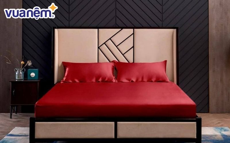 Drap giường phi lụa đỏ bắt mắt