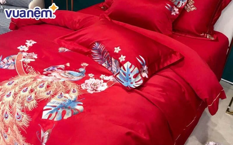 Drap giường phi lụa màu đỏ họa tiết chim công