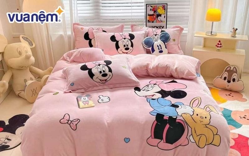 Tông màu chủ đạo chăn ga gối cho phòng ngủ của bé gái là màu hồng