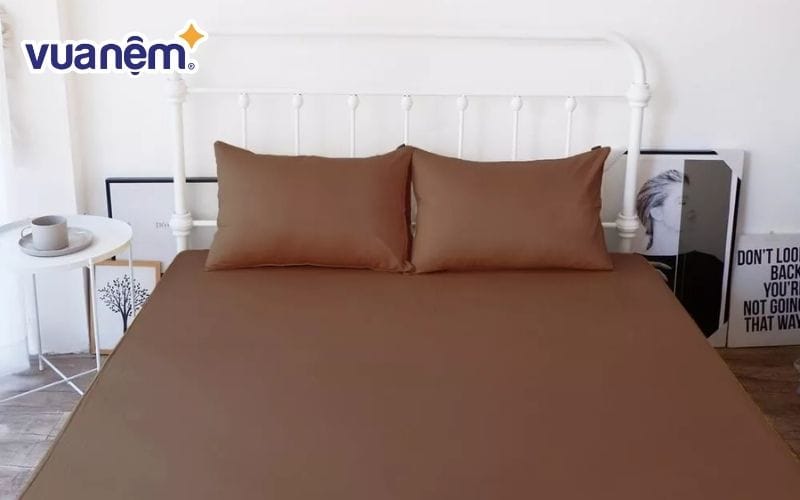 Màu sắc chăn ga gối AMD Develop Sateen với tông màu nâu chủ đạo kết hợp màu sắc hài hòa