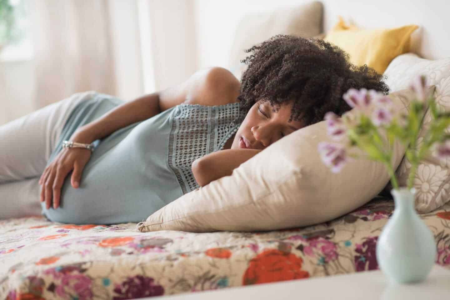 Cách ngủ thoải mái nhất với tư thế ngủ cong cho mẹ bầu