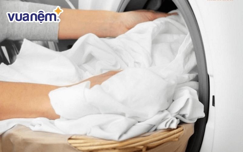 Bạn cần phải tách vỏ chăn và ruột chăn ra để giặt riêng thành 2 mẻ khác nhau