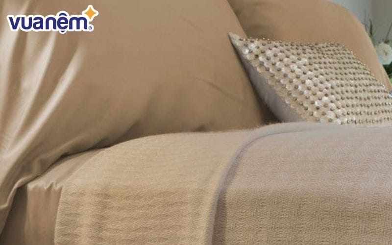 Điểm cộng của vải Viscose là đặc tính mềm mại, thoáng mát và có độ co giãn tốt.