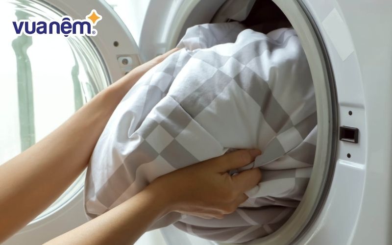 Nên giặt mền thường xuyên để tránh bụi bẩn