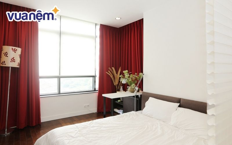 Giường không nên đặt quá gần cửa sổ để đảm bảo giấc ngủ ngon