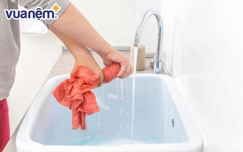 Việc giặt giũ quần áo, chăn mền dường như là quá sức và “ngốn” rất nhiều thời gian