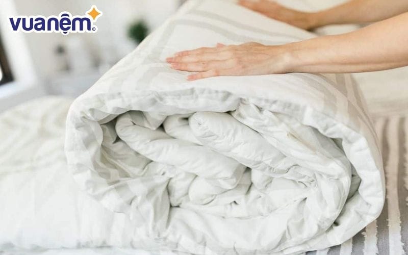 Mẹo giặt chăn mền bằng máy giặt - Để chăn được giặt sạch hơn thì cần phải quấn chăn lại đúng cách.