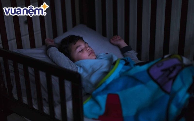 Hãy luôn giữ cho căn phòng luôn tối và yên tĩnh để trẻ có thể dễ dàng vào giấc.