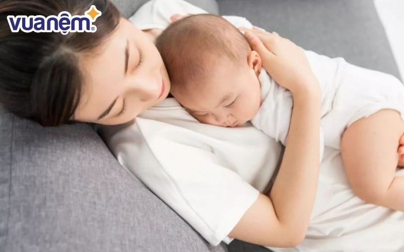 Hãy lờ đi hoặc nhìn sang nơi khác khi đặt bé vào nôi hoặc giường cũng như lúc ru ngủ nhé